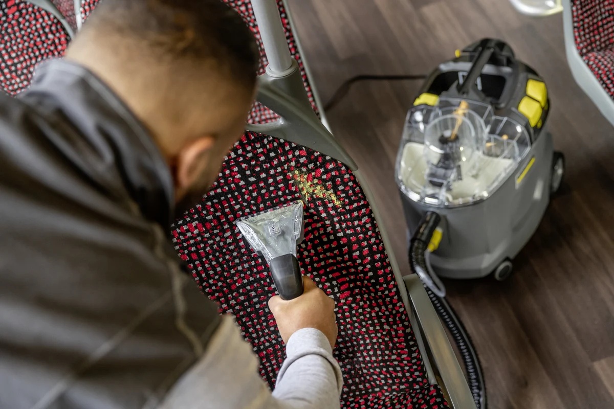 Моющий пылесос для мебели и ковровых покрытий Karcher Puzzi 8/1