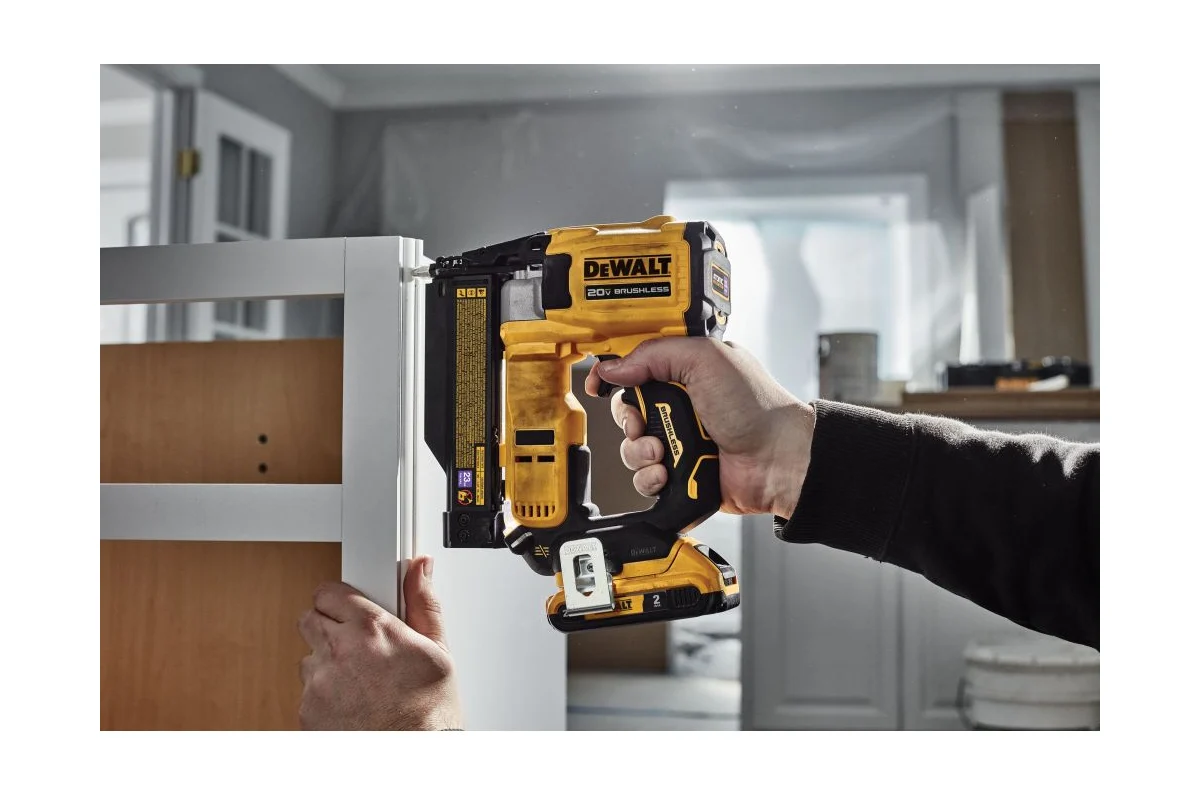 Гвоздезабивной пистолет аккумуляторный DeWalt DCN623